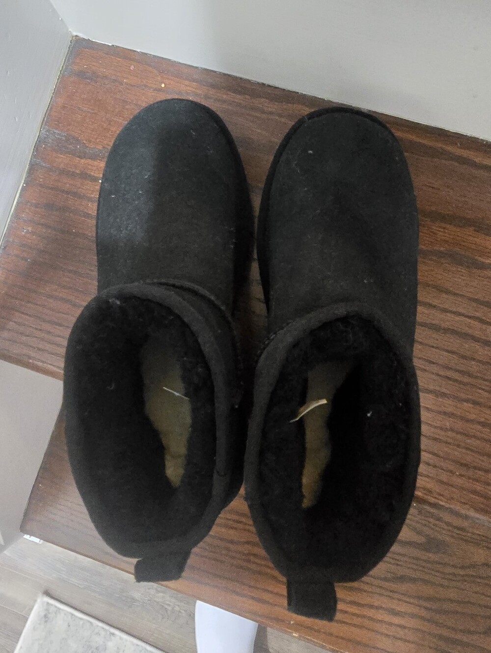 UGG Classic Ultra Mini Black Suede Boots Women’s Size 8 🖤